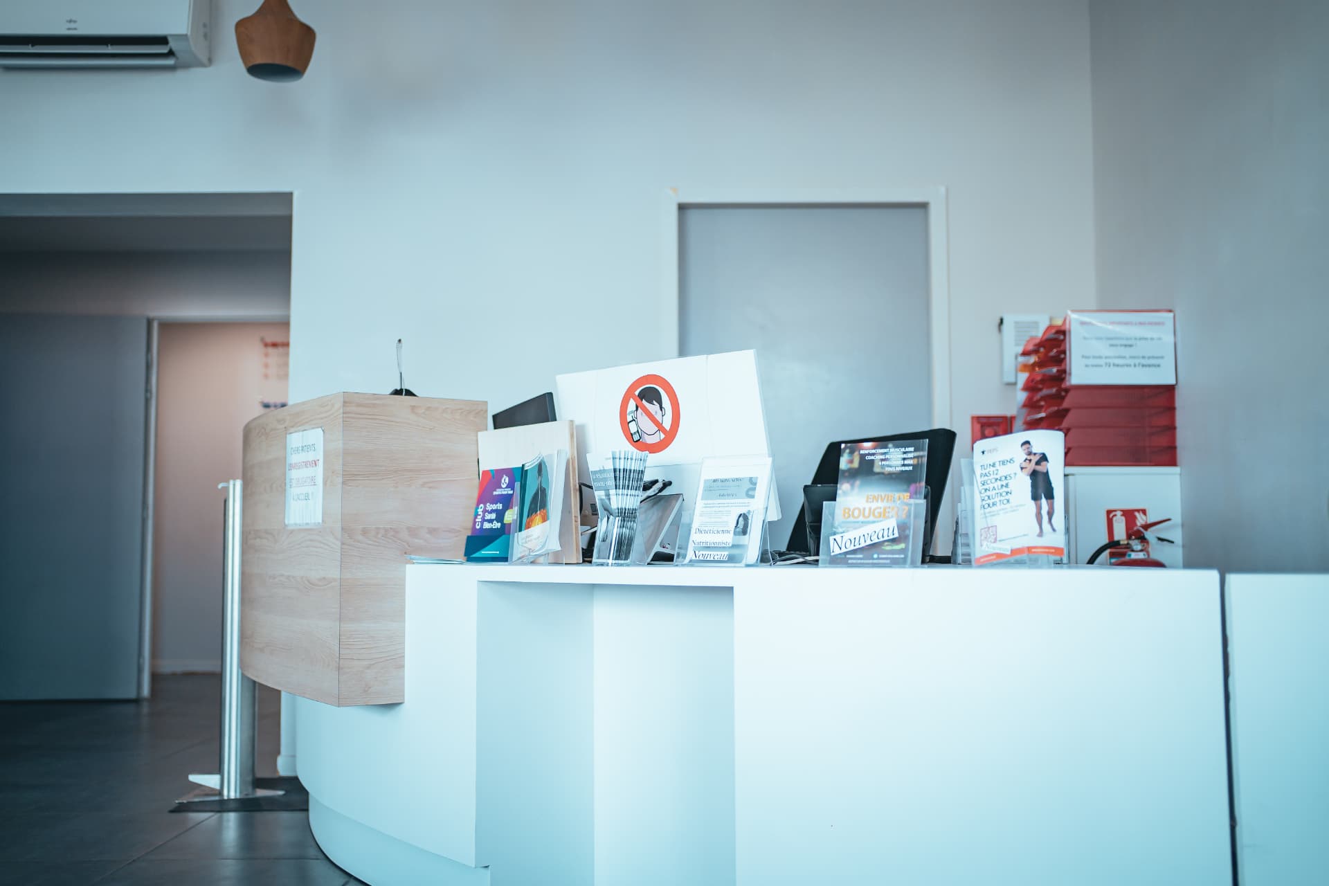 Comptoir d'accueil avec documentation patients