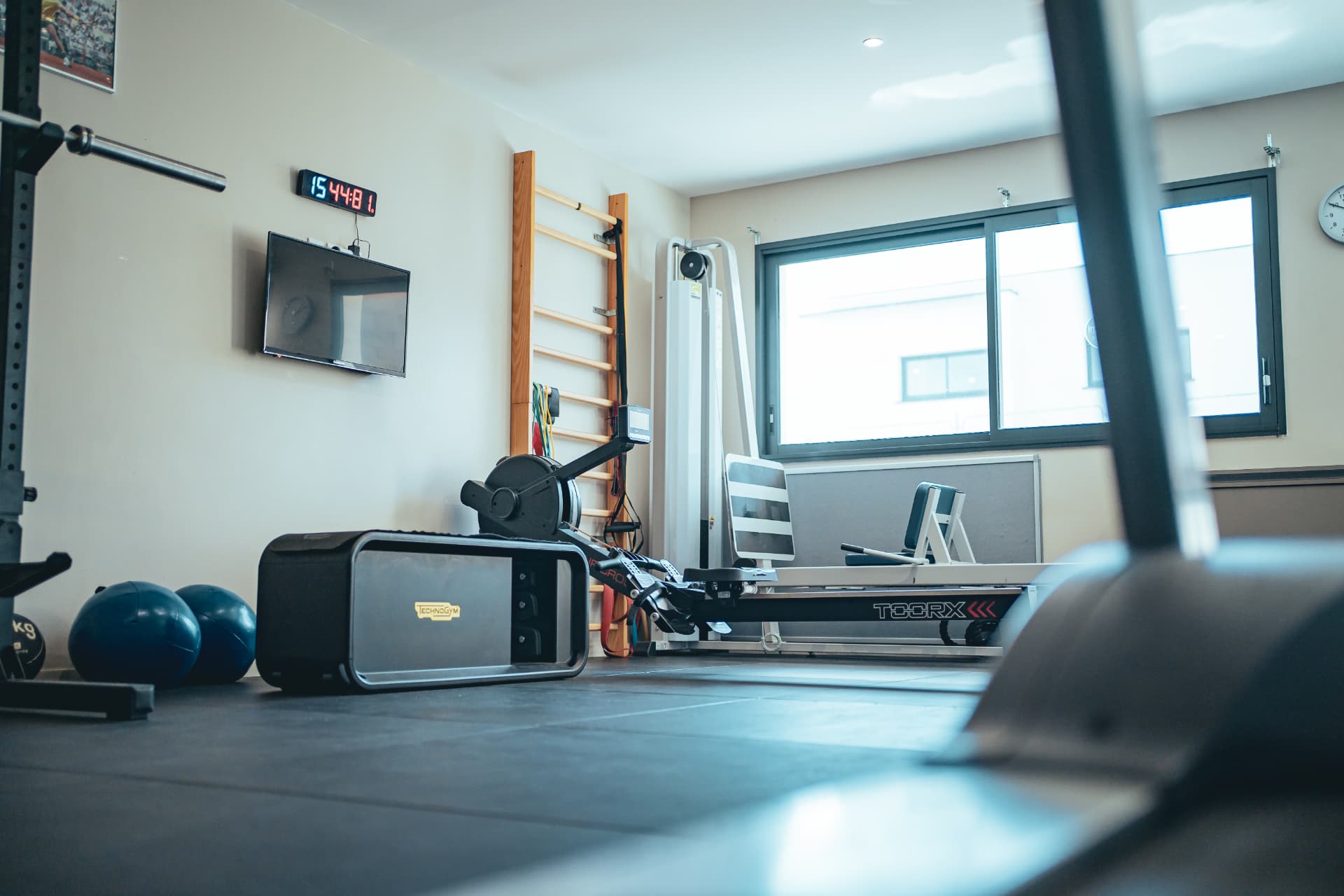 Salle de kinésithérapie avec matériel de reconditionnement physique