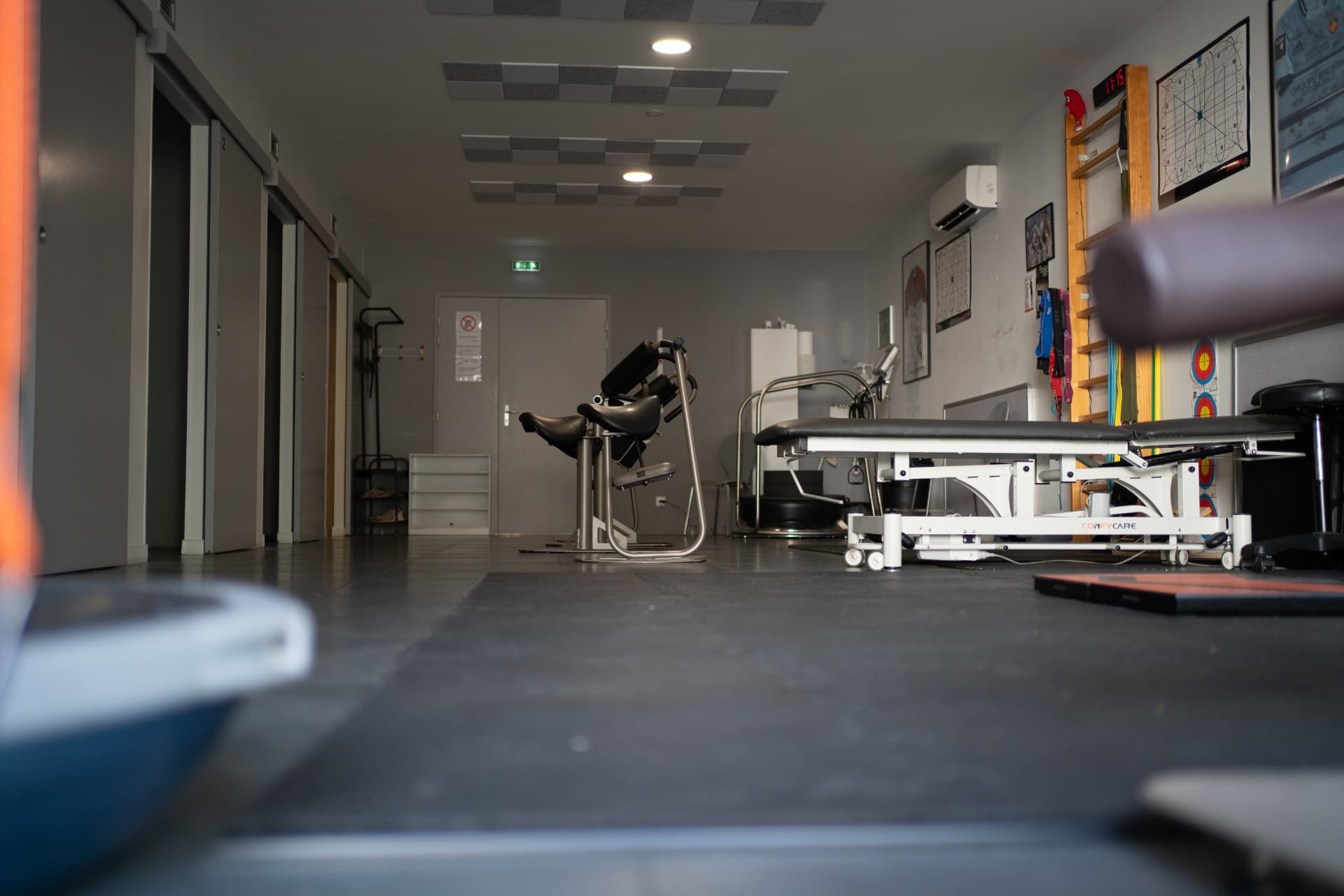 Couloir et espace de rééducation posturale de la clinique