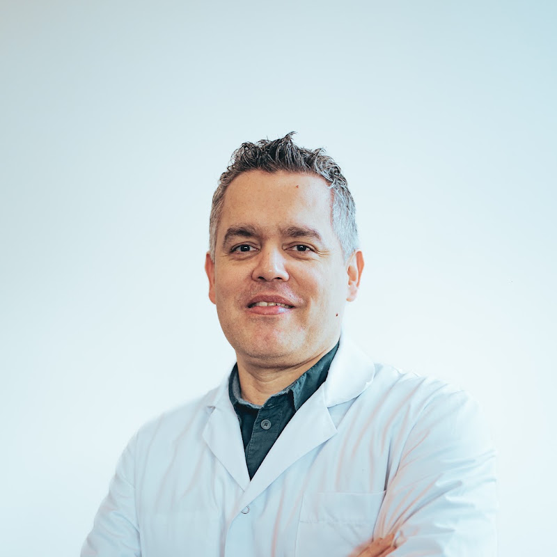 Portrait du Dr David Muneton, chirurgien orthopédiste, en tenue médicale