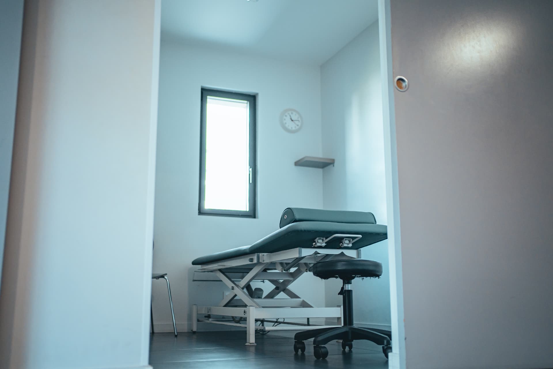 Salle de soin avec table d'examen